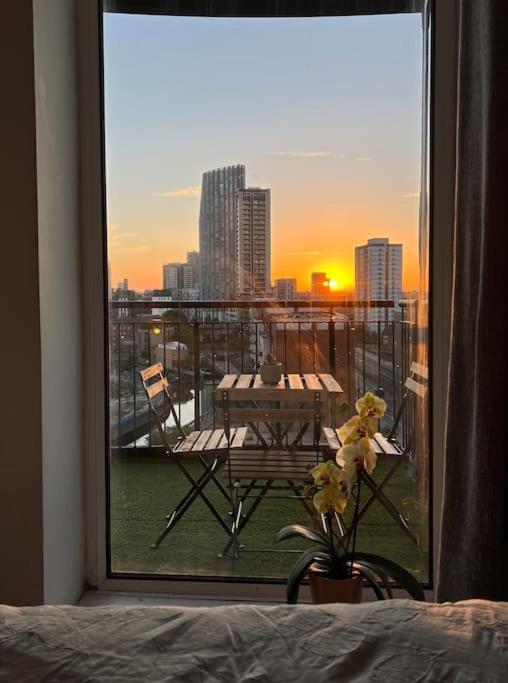 Cozy Flat With Balcony Apartment Londra Exterior foto